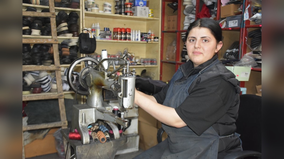 Niğde'de lise öğrencisi Esra Dinç, ayakkabı tamirciliğinde çıraklık yapıyor