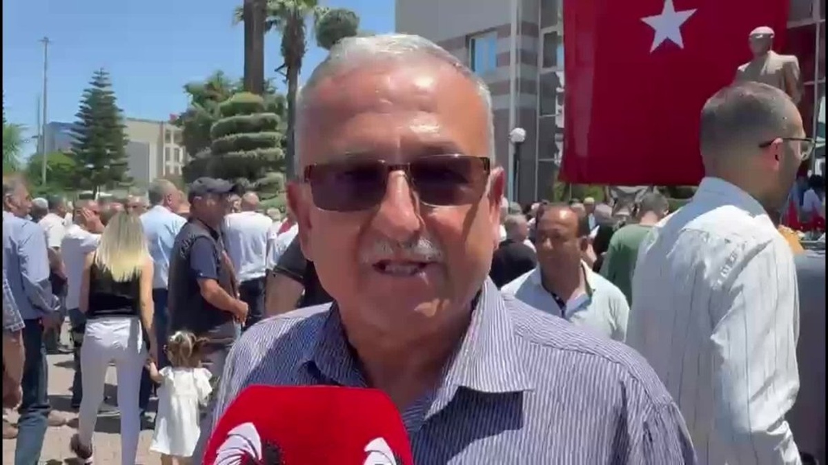 Adana'da CHP'li belediye başkanlarına yönelik operasyonlara vatandaş tepkisi