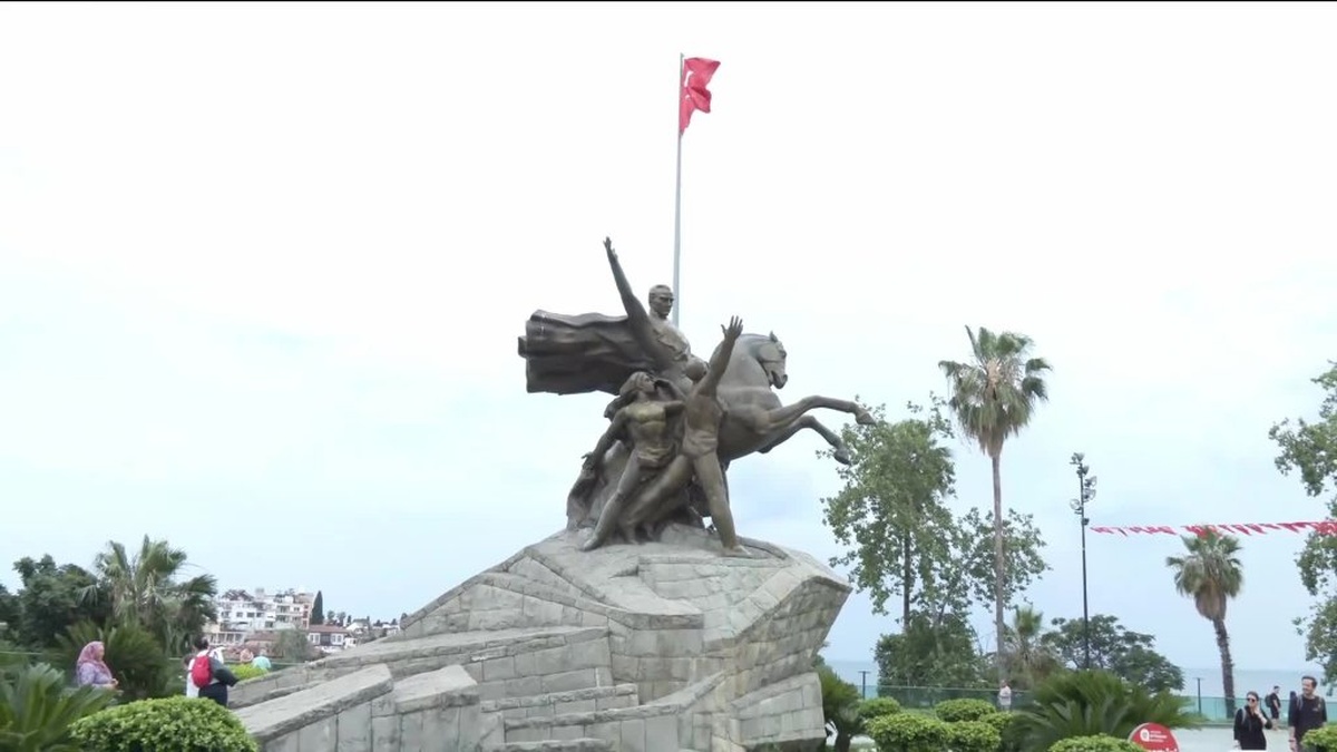 Antalya'da İmamoğlu mitingi öncesi yurttaş görüşleri: 'Acı acı gülüyorum'