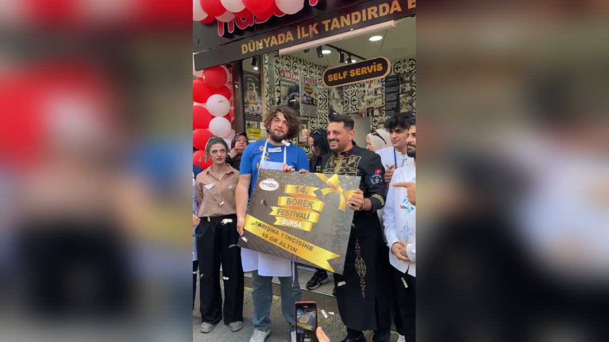 Bursa'da börek festivali: 11 metre börek yiyen Ali Kılıç birinci oldu