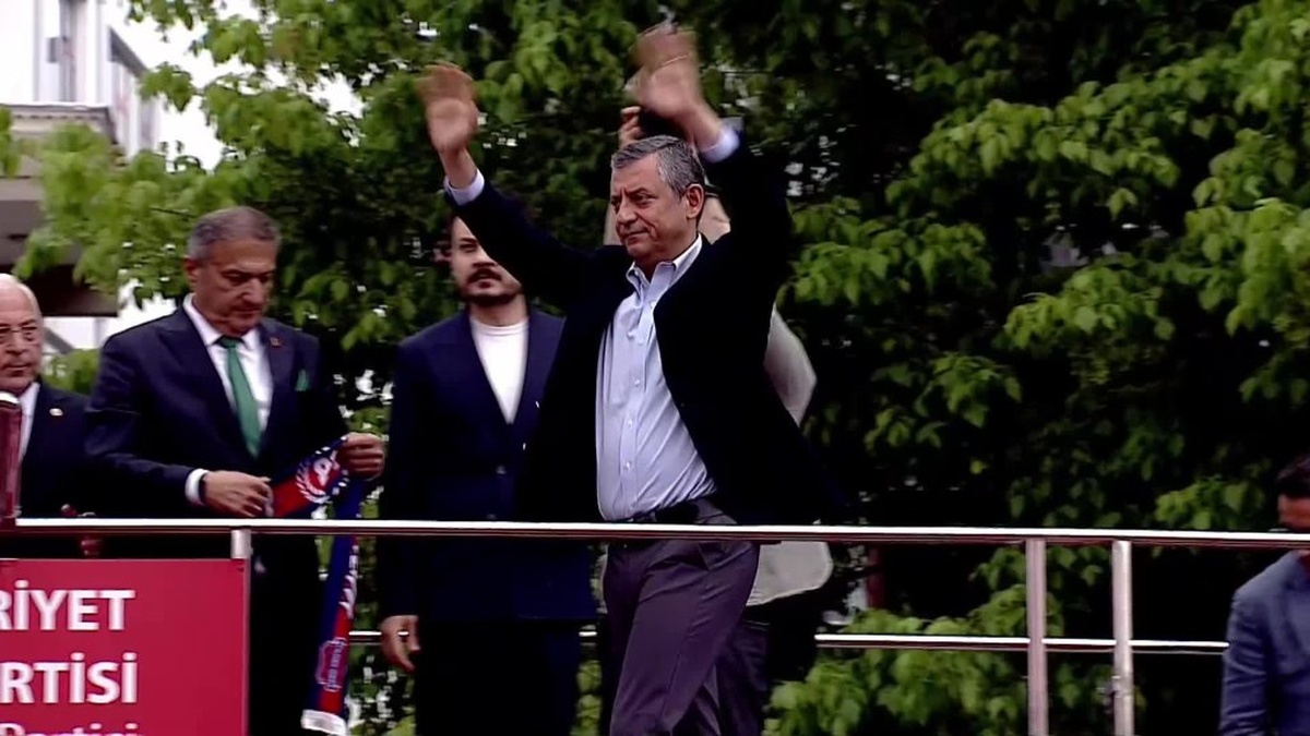 Özgür Özel, Düzce'de miting düzenledi: 'Diplomasız Erdoğan'