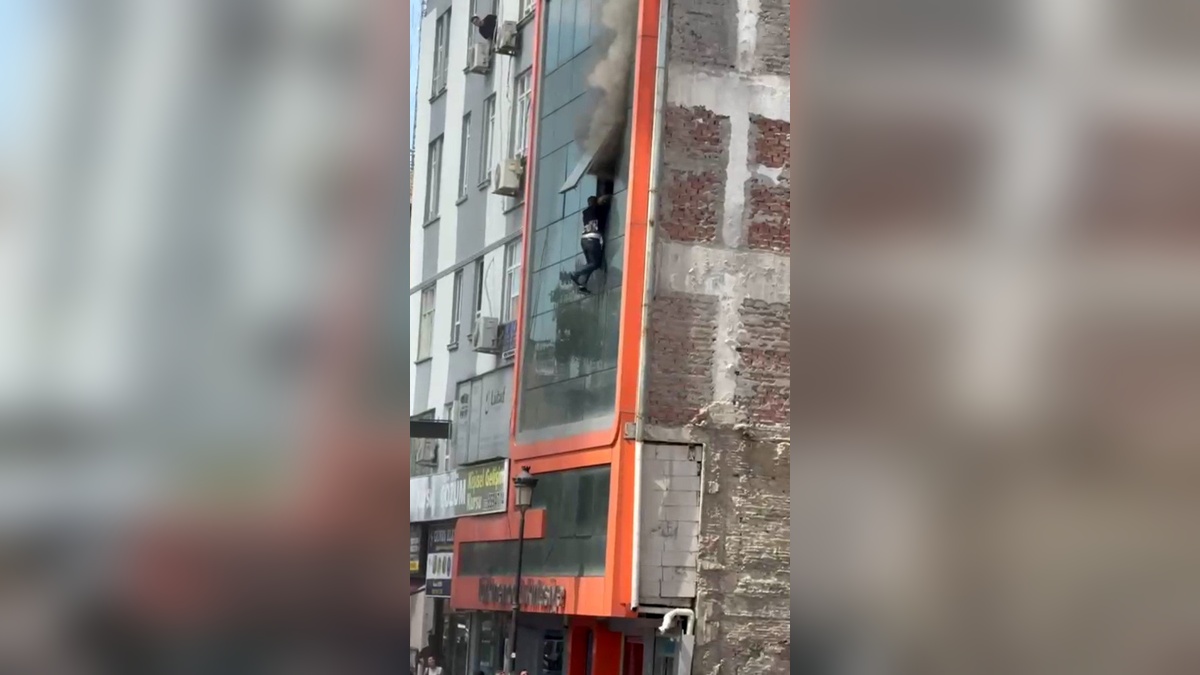 Adana'da yastık fabrikası yangını: 2 işçi pencereden atladı