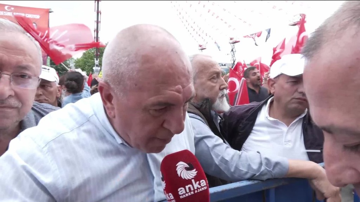 Düzce'de CHP mitingi: Vatandaşlar, belediye başkanlarına yönelik operasyonlara tepki gösterdi