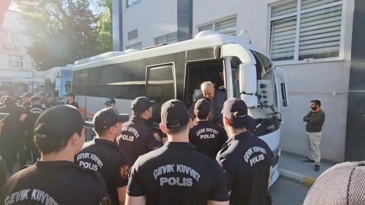İstanbul'da yolsuzluk soruşturması: 22 kişi sağlık kontrolünden geçti