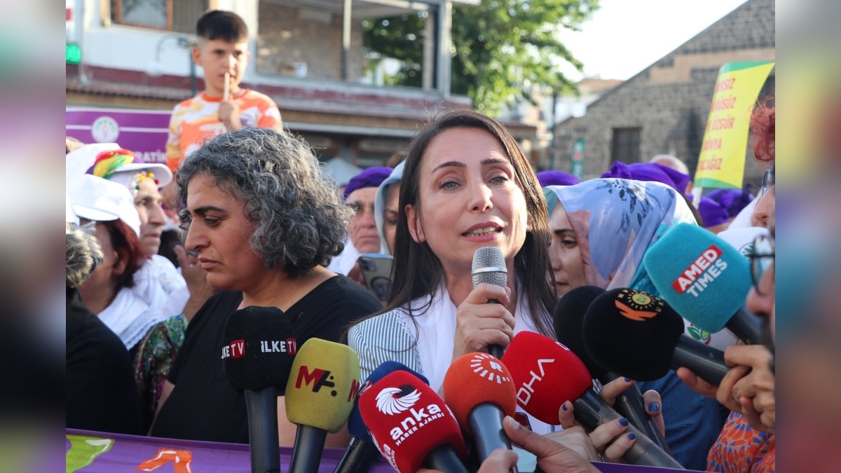 Diyarbakır'da kadınlar barış yürüyüşü düzenledi