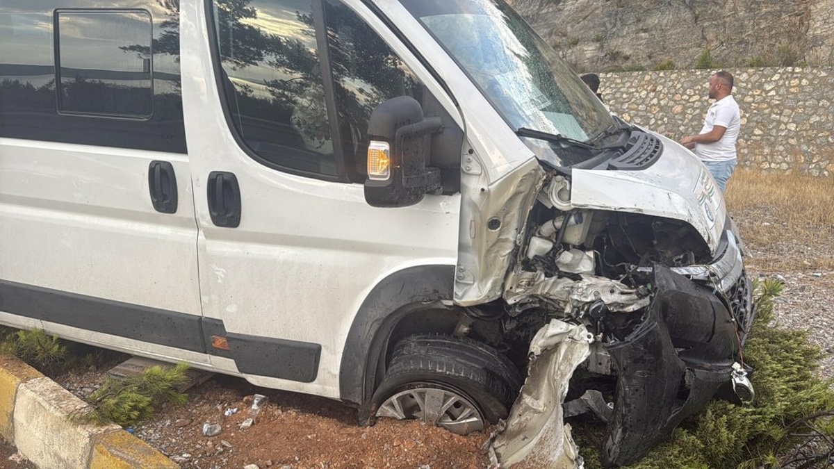 Bodrum'da servis minibüsü ile otomobil çarpıştı: 15 yaralı