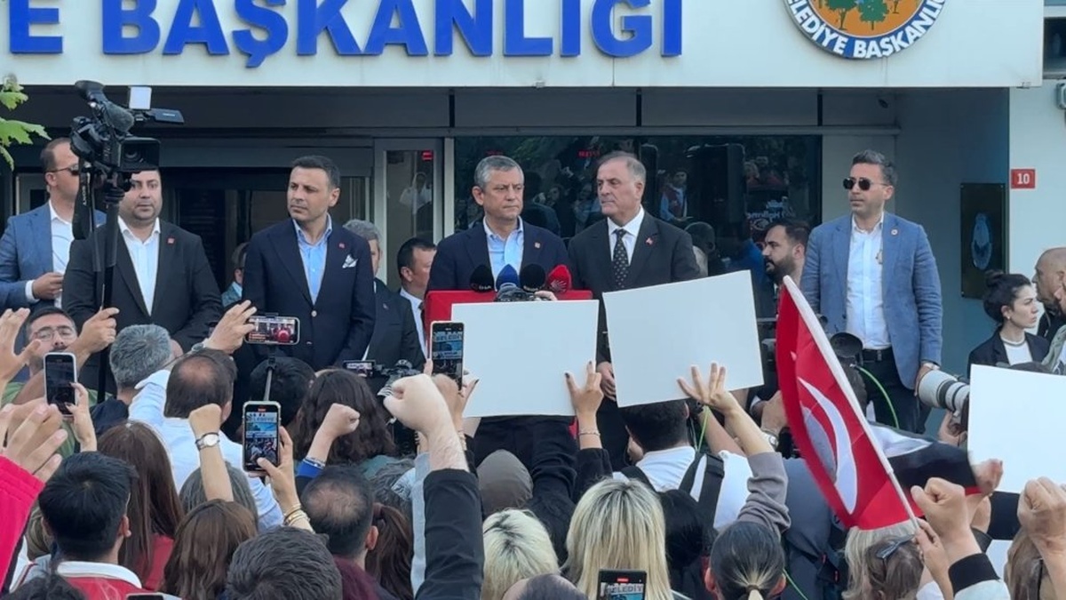 Özel'den Avcılar'da yolsuzluk iddiaları açıklaması: 'Erdoğan'ın yarının Cumhurbaşkanı'na darbe girişimi'