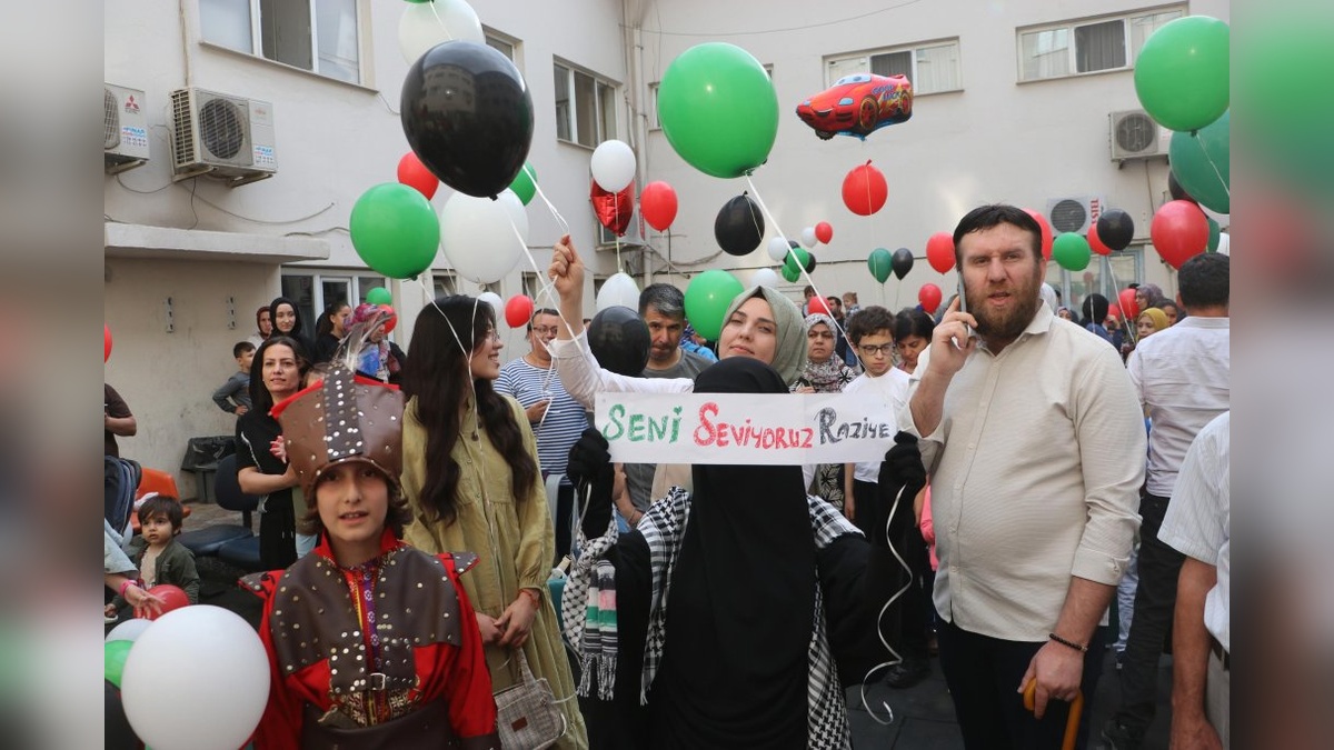 Denizli'de hasta çocuğa moral: Filistin bayrağı renkli balonlar gökyüzüne yükseldi