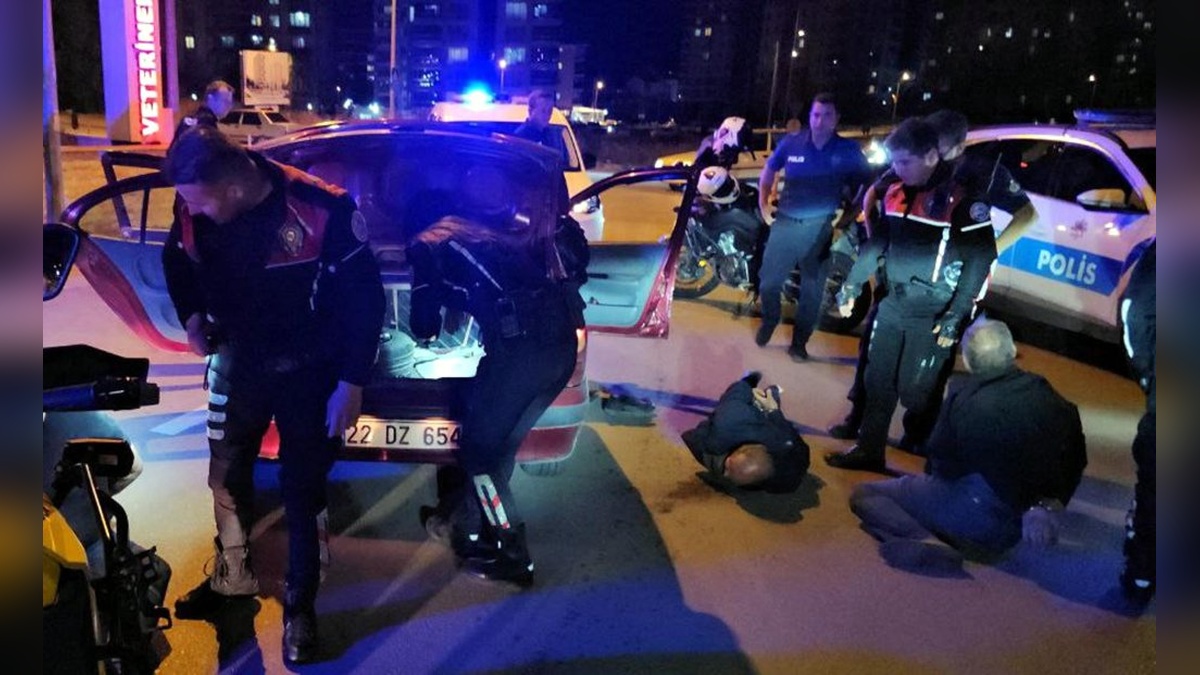 Edirne'de 'dur' ihtarına uymayan otomobil yakalandı: 4 gözaltı