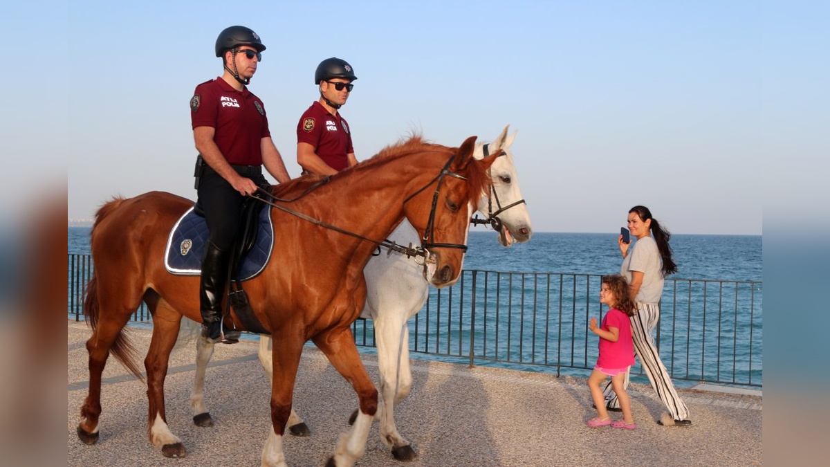 Antalya sahillerinde atlı polis devriyesi: Turistlerden yoğun ilgi