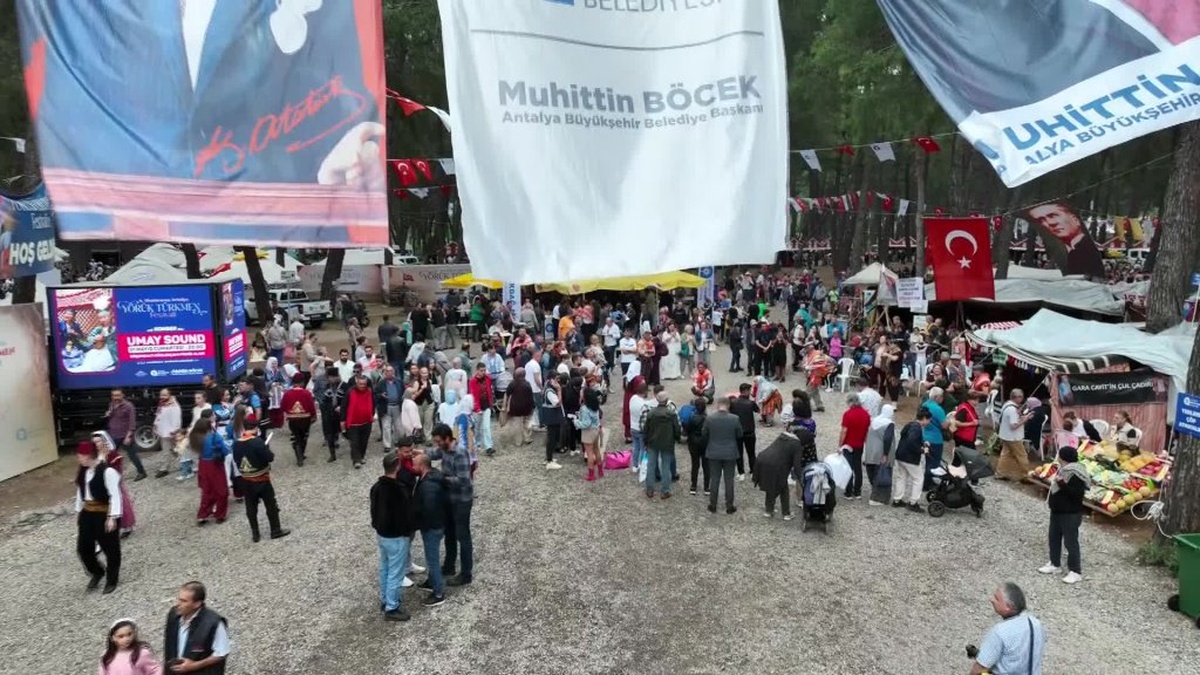 Antalya'da Yörük Türkmen Festivali devam etti: Funda Arar sahne aldı