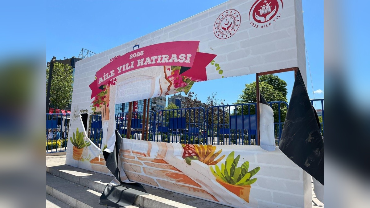 Ankara'da Aile Yılı panosuna zarar veren gençlerle Bakanlık görüştü