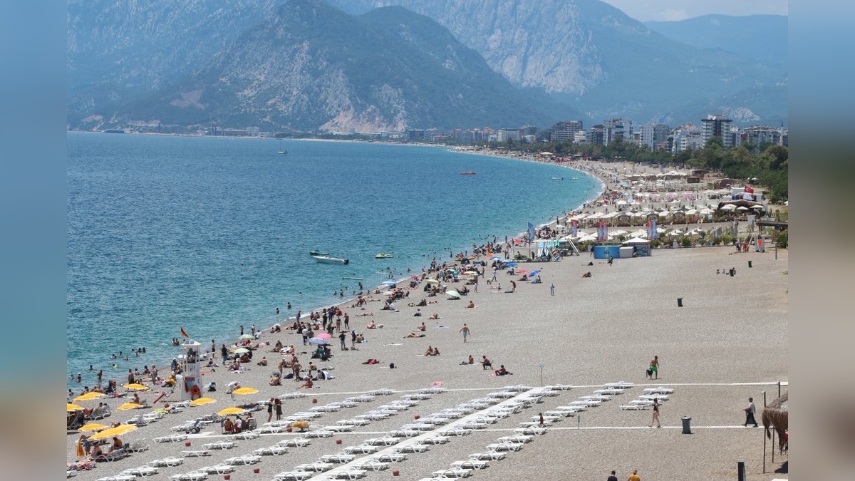 Antalya'da sıcak hava ve bayram tatili: Konyaaltı Sahili tıklım tıklım