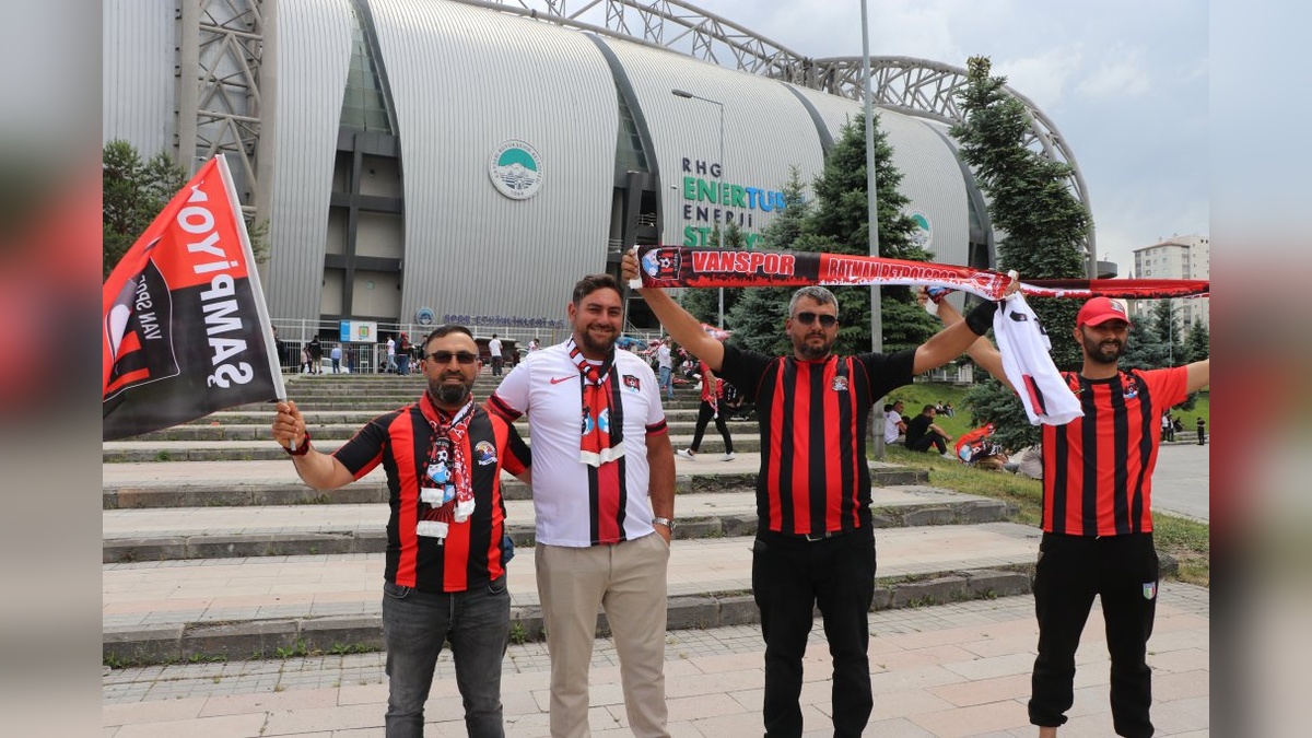 Vanspor FK ve Batman Petrol Spor taraftarları Kayseri'de