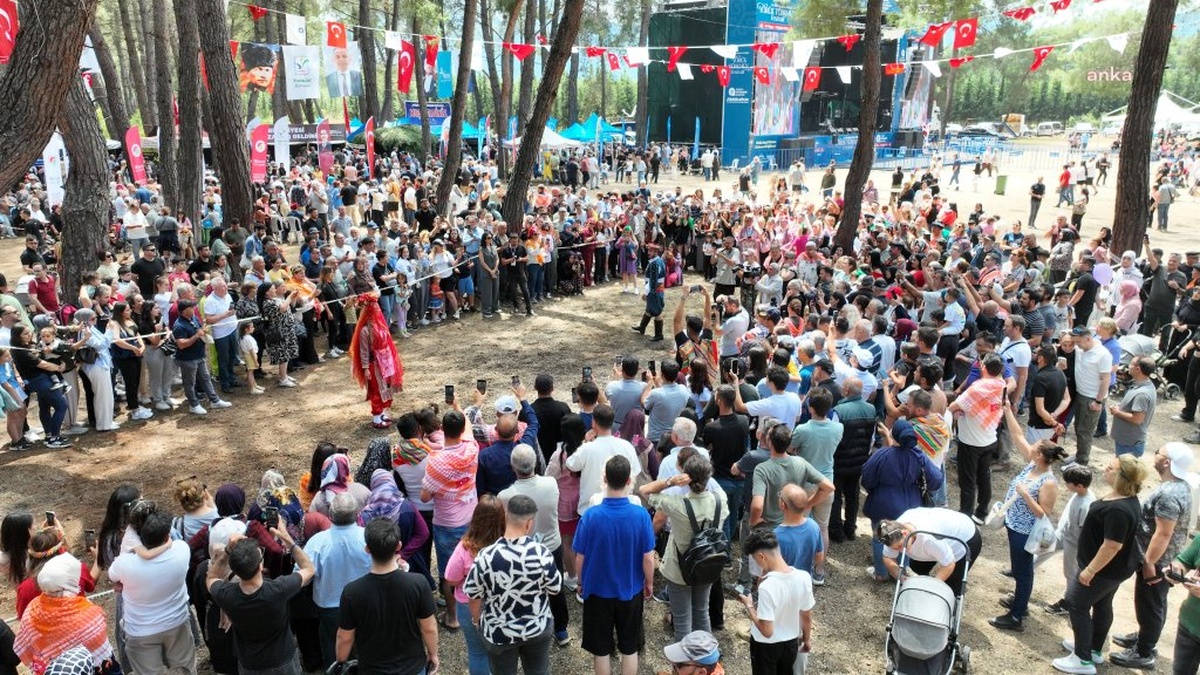 Antalya Yörük Türkmen Festivali'nde sürpriz kına merasimi