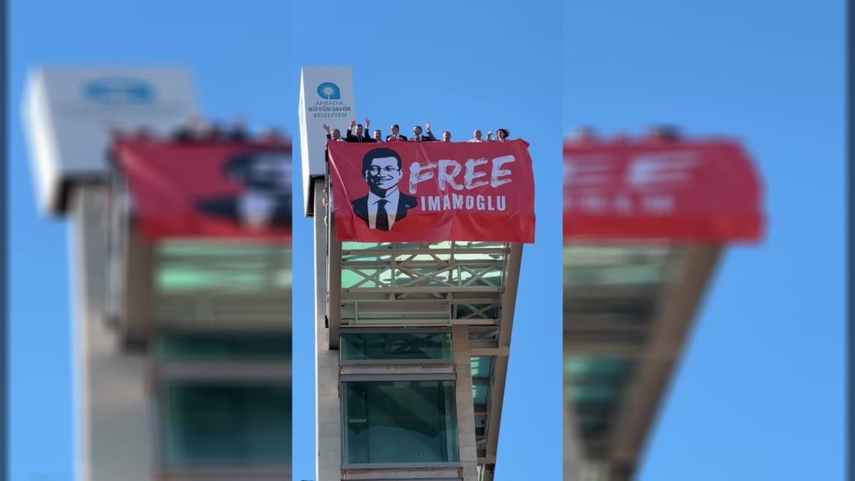 Antalya'da İmamoğlu'na özgürlük pankartı