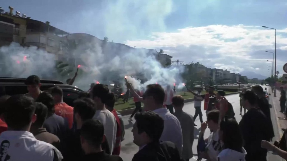 Antalya'da CHP gençliği 'Cumhurbaşkanı İmamoğlu' mitingine yürüdü