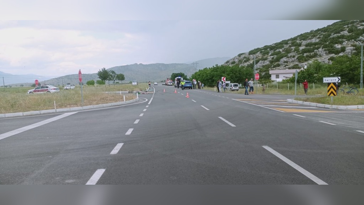 Korkuteli'nde trafik kazası: 1 ölü, 3 yaralı