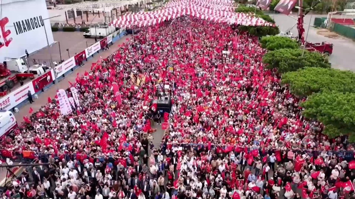 Özgür Özel Antalya'da miting düzenledi: 'Bu millet darbecilere anayasa yaptırmaz'
