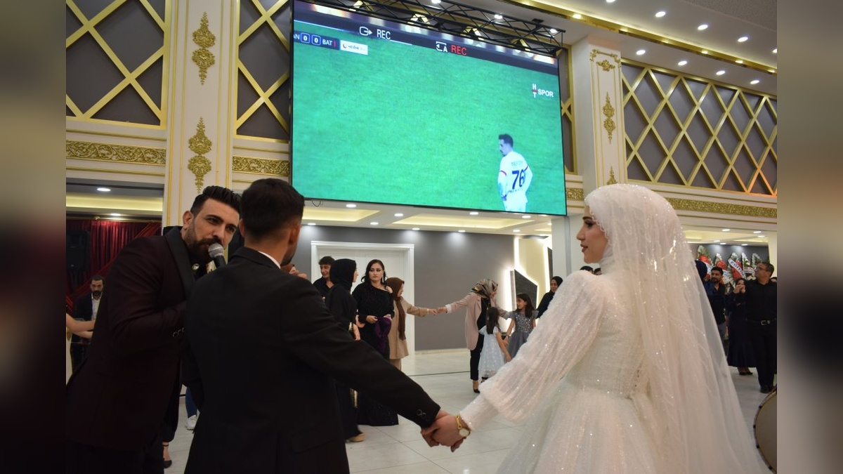 Batman'da düğün, Petrolspor finali eşliğinde: Gelin ve damat formayla destek verdi