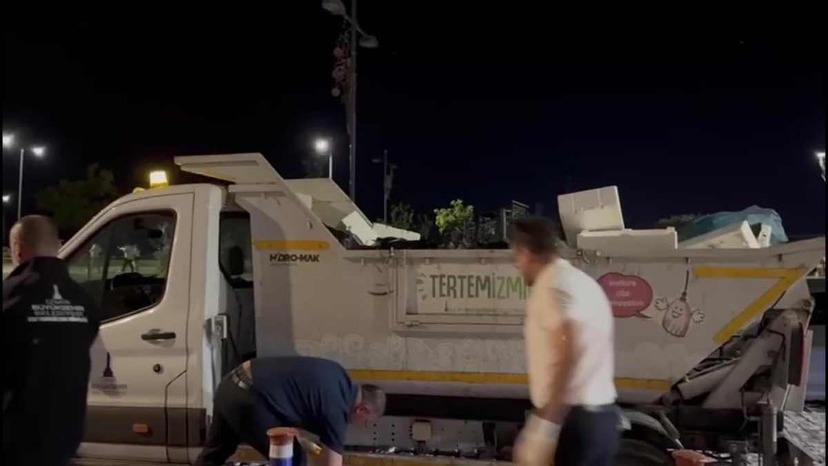 İzmir'de grev nedeniyle biriken çöpleri belediye başkanı topladı: DİSK Genel-İş ile tartışma