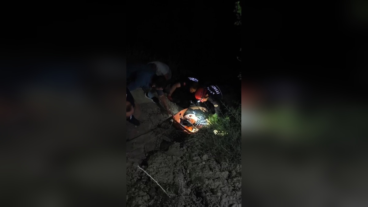 Adana'da uçuruma yuvarlanan otomobilde 3 yaralı