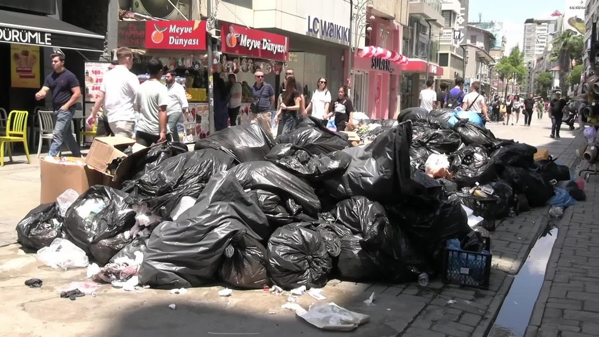 İzmir'de grev nedeniyle biriken çöpler temizlendi
