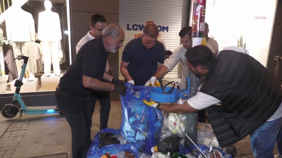 İzmir'de grev nedeniyle biriken çöpleri belediye başkanı topladı: 'Gece rahat uyudum'