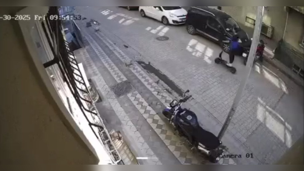 Sultangazi'de skuter kazası: Rögar kapağına çarpan sürücü yere düştü