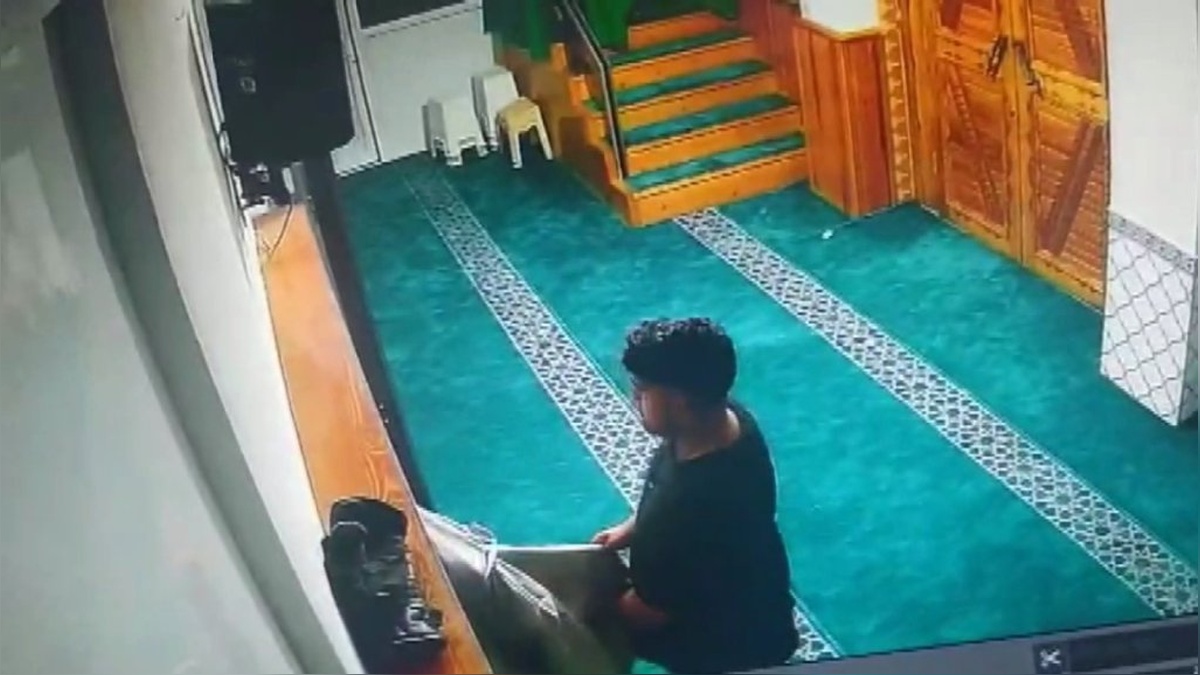 Akyazı'nda camide hırsızlık: Bağış kutusu ve müezzinin cüzdanı çalındı