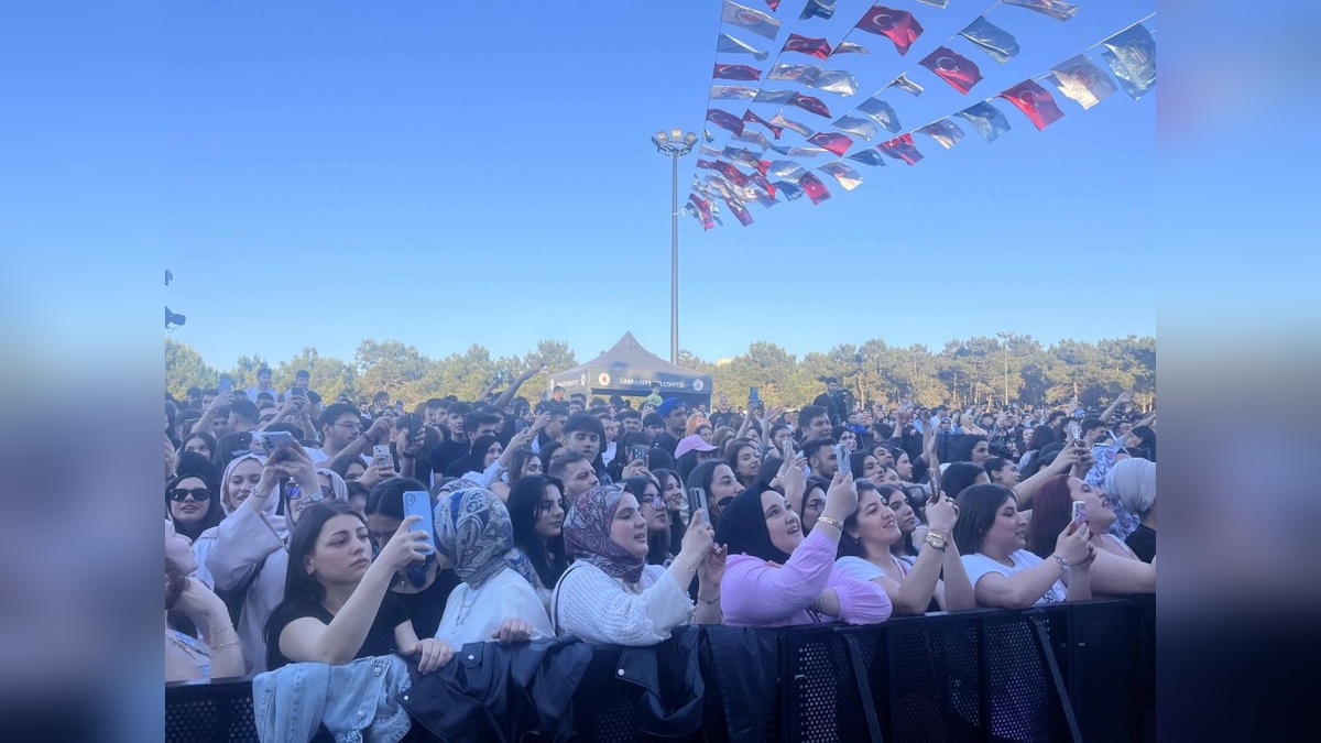 Ümraniye'de lise mezuniyet şöleni: Tuğçe Kandemir ve DJ Kaan Gökman sahne aldı