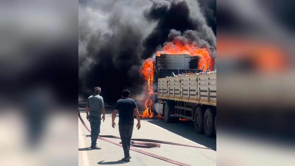 Yüksekova'da çinko yüklü TIR alev aldı: Araç kullanılamaz hale geldi
