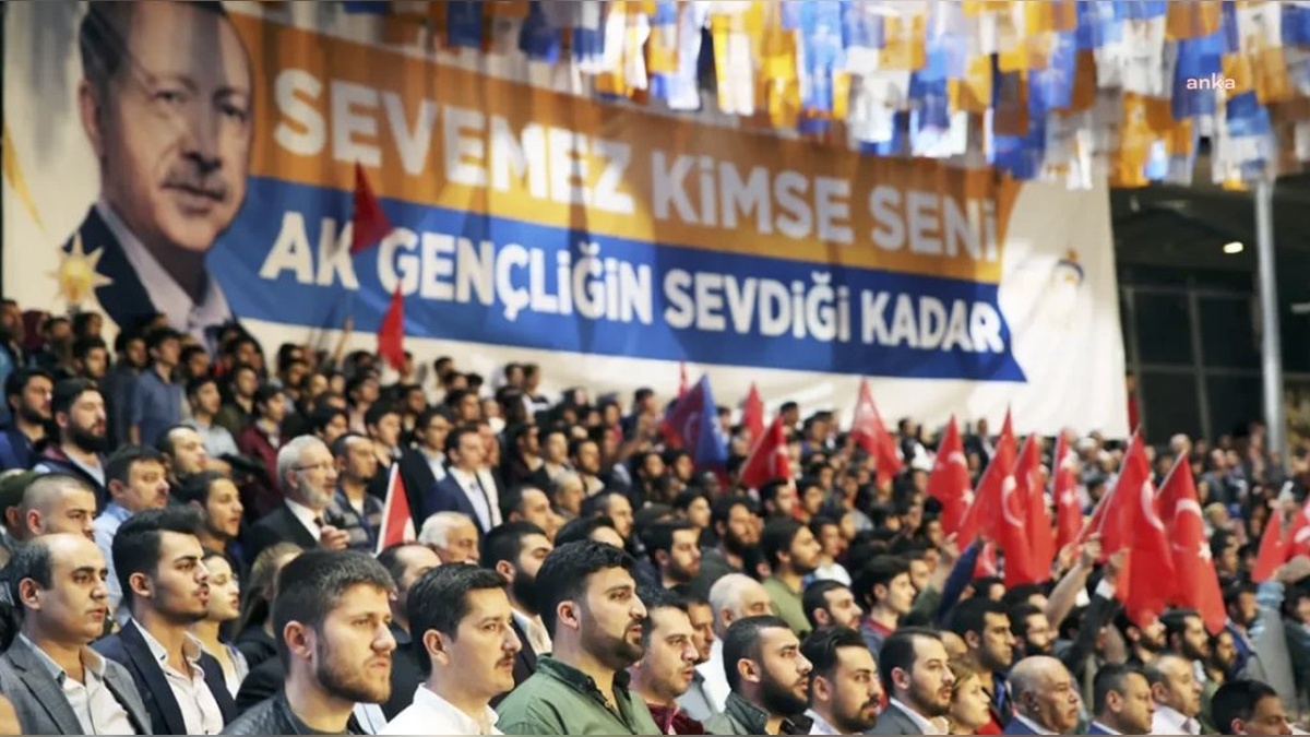 Uzunırmak: Gençlerin AK Parti'den uzaklaşmasının yapısal nedenleri