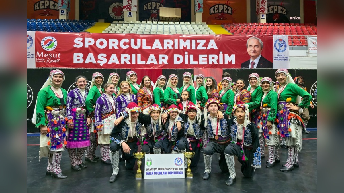 Manavgat Belediyesi, halk oyunlarında çifte şampiyonluk kazandı