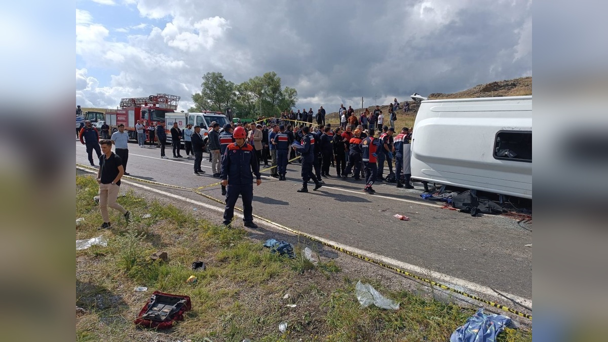 Akdağmadeni'nde kaza: 2 ölü, 27 yaralı