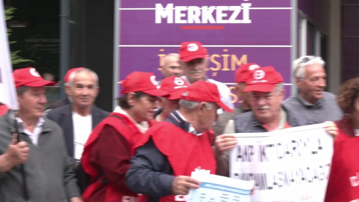 DİSK Emekli-Sen'den 4 bin TL bayram ikramiyesi protestosu