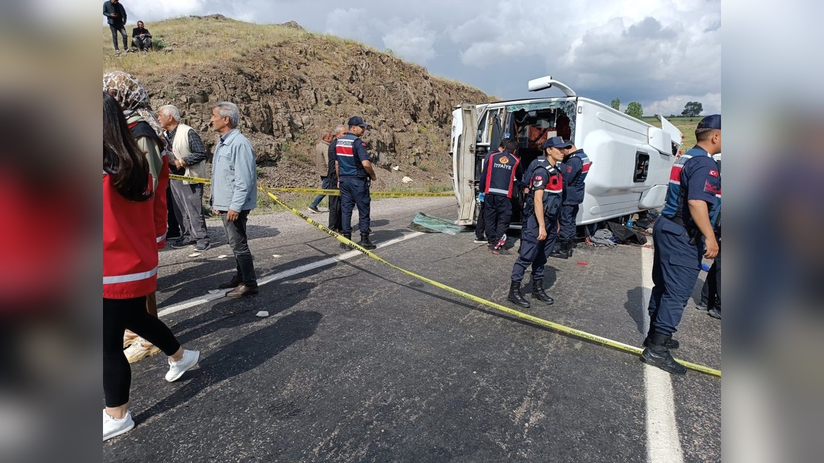 Akdağmadeni'nde kaza: 2 ölü, 15 yaralı