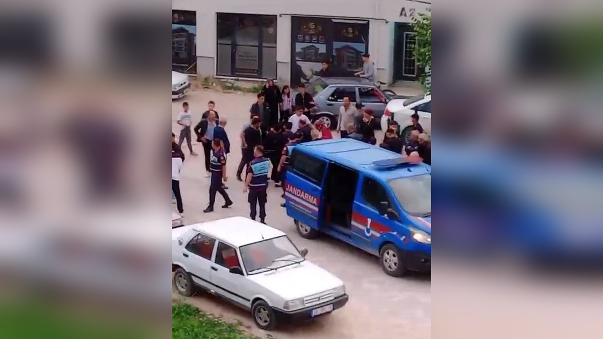 İnegöl'de yol verme kavgası: 1 tutuklama, 3 yaralı