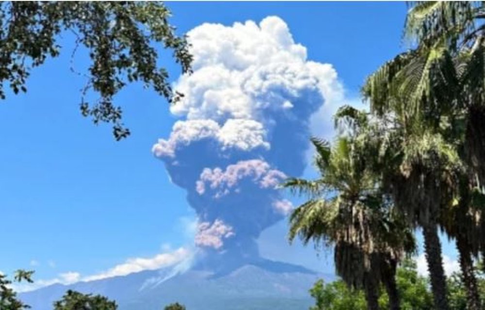 Avrupa’nın devi Etna patladı: Bölge boşaltılıyor