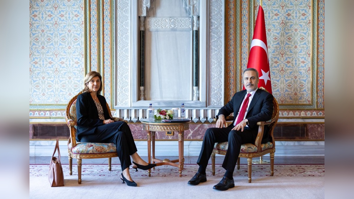 Hakan Fidan, BM Kıbrıs Temsilcisi Holguín'i kabul etti