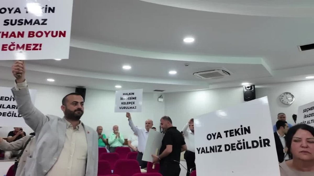 Seyhan Belediye Başkanı Tekin'in gözaltına alınması protesto edildi
