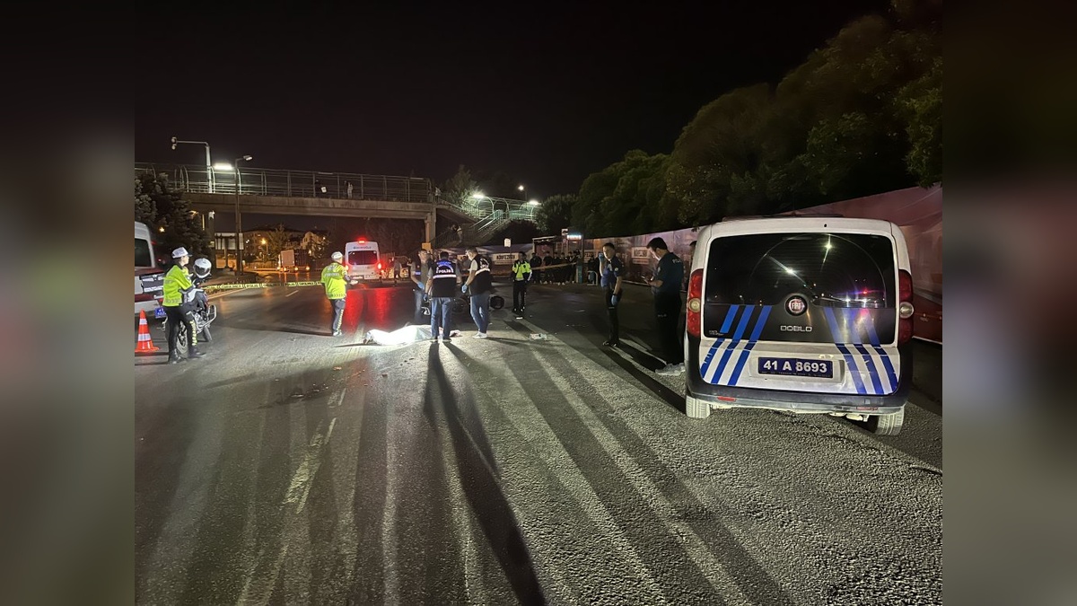 İzmit'te motosiklet TIR'a çarptı: 1 ölü