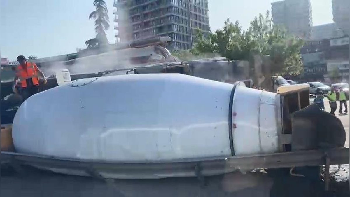 Küçükçekmece'de beton mikseri devrildi: Trafik yoğunluğu oluştu
