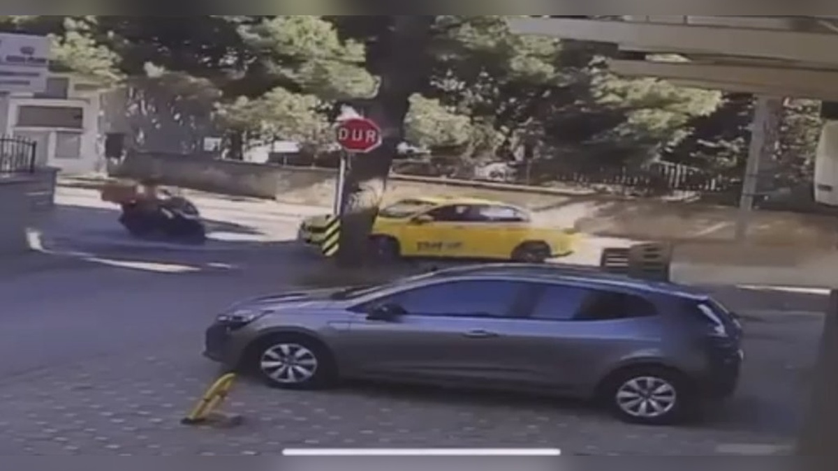 Maltepe'de motosiklet taksiye çarptı: Kaza güvenlik kamerasında