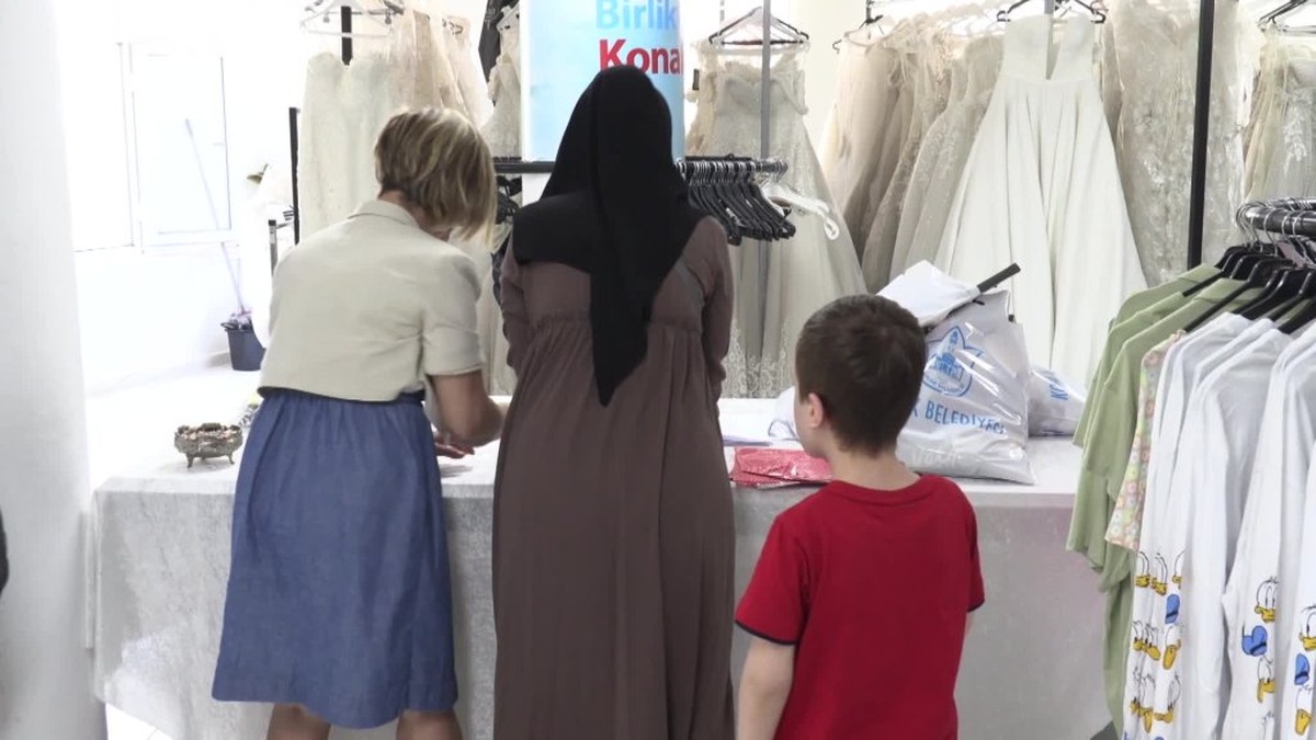 Konak Belediyesi'nden Kurban Bayramı kıyafet desteği: Çocuklar yeni kıyafetleriyle bayrama hazır