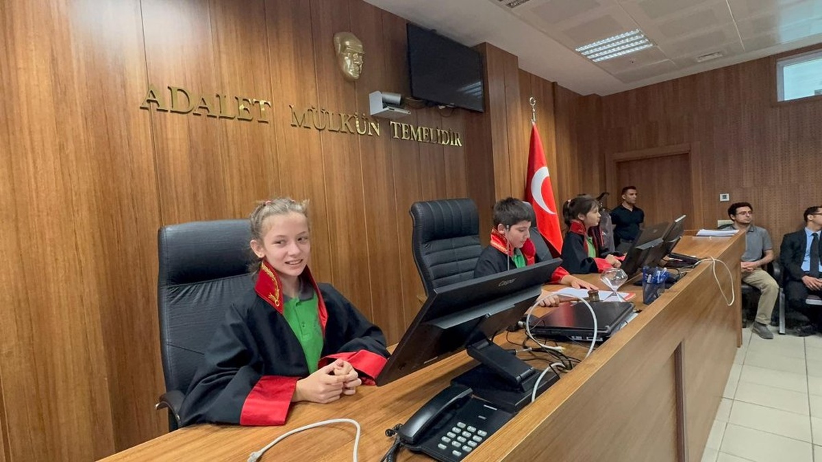 Çorlu'da öğrenciler adliyede duruşma canlandırdı