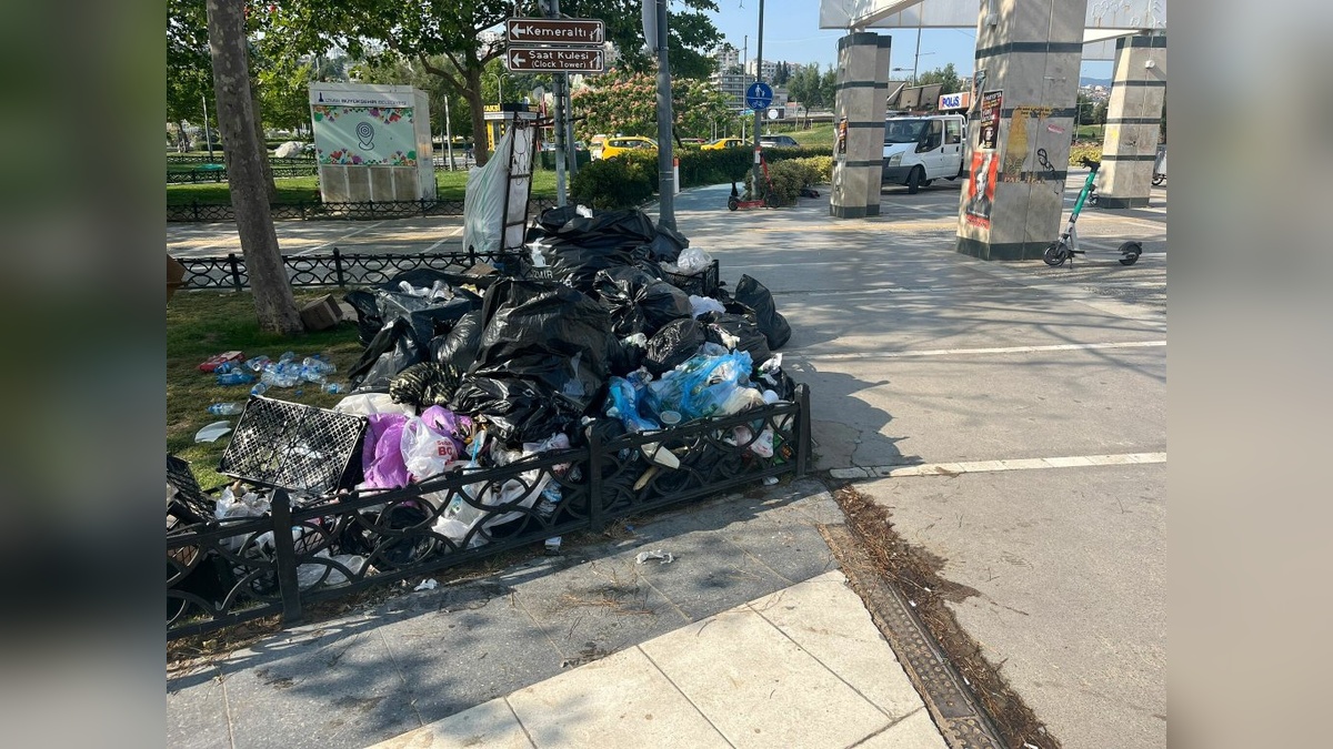 İzmir'de grev 6'ncı gününde: Konak'ta çöpler birikti