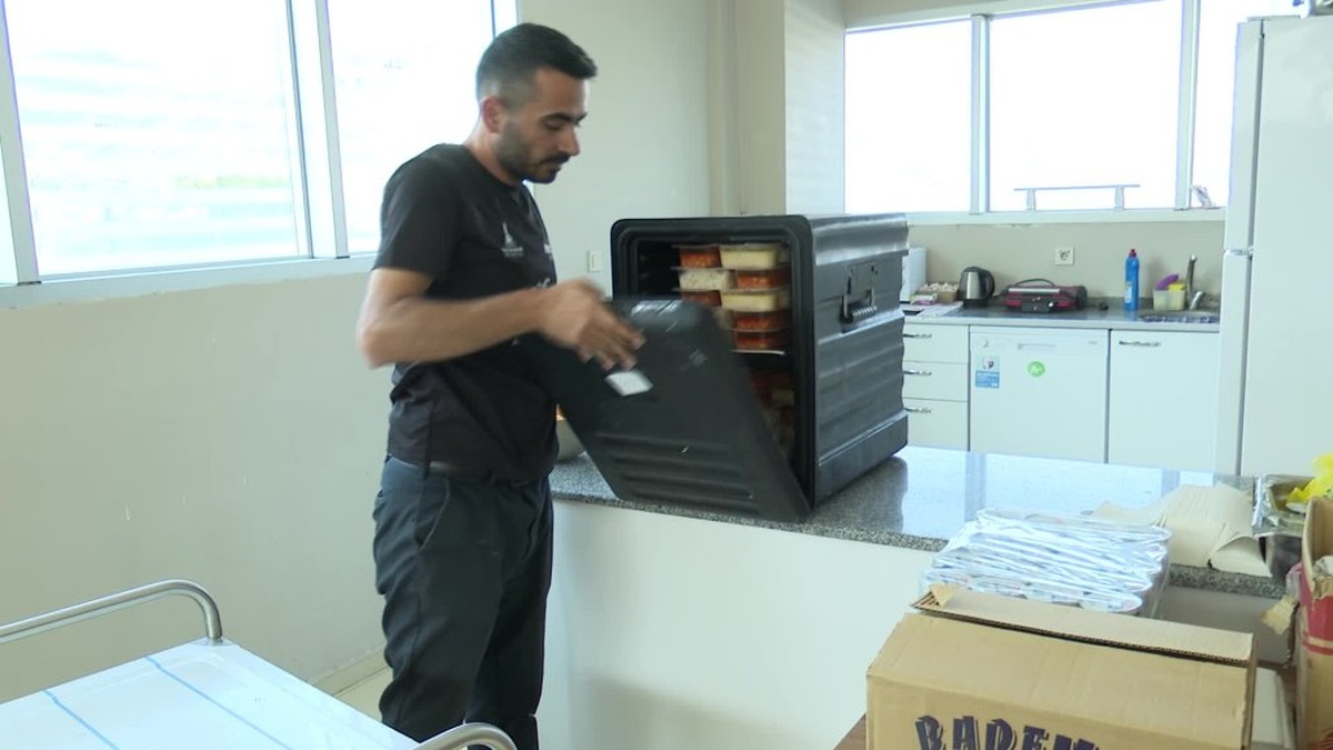 İzmir Büyükşehir Belediyesi, greve rağmen üniversiteli öğrencilere yemek ulaştırdı