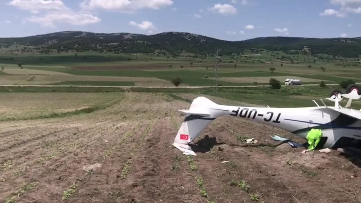 Bozüyük'te eğitim uçağı tarlaya düştü: Pilot yaralı