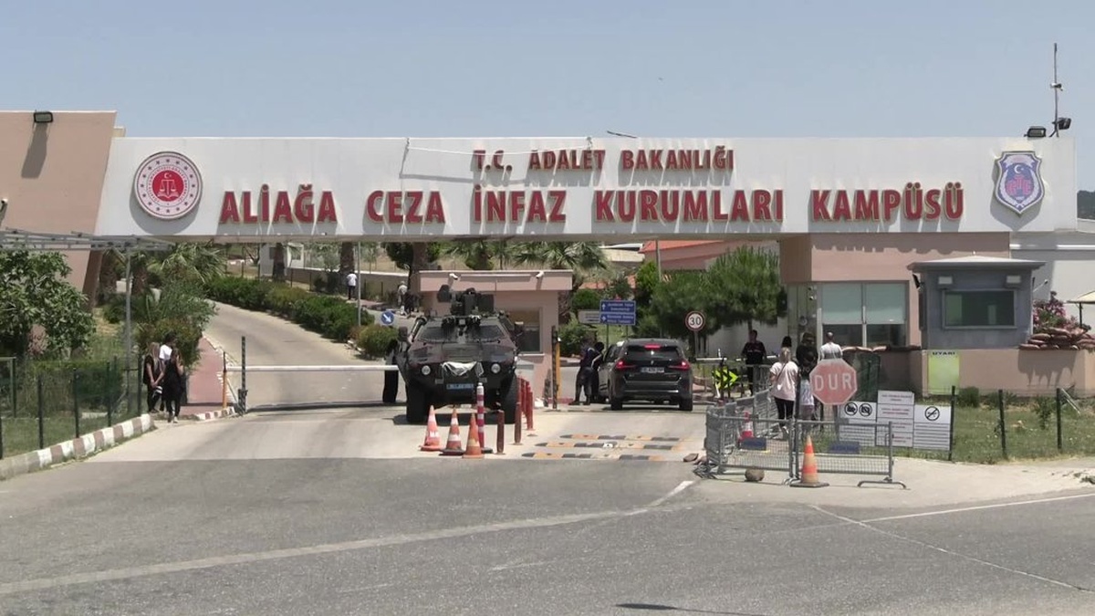 Aslanoğlu'ndan Aliağa Cezaevi ziyareti: 'Gençlerden elinizi çekin'